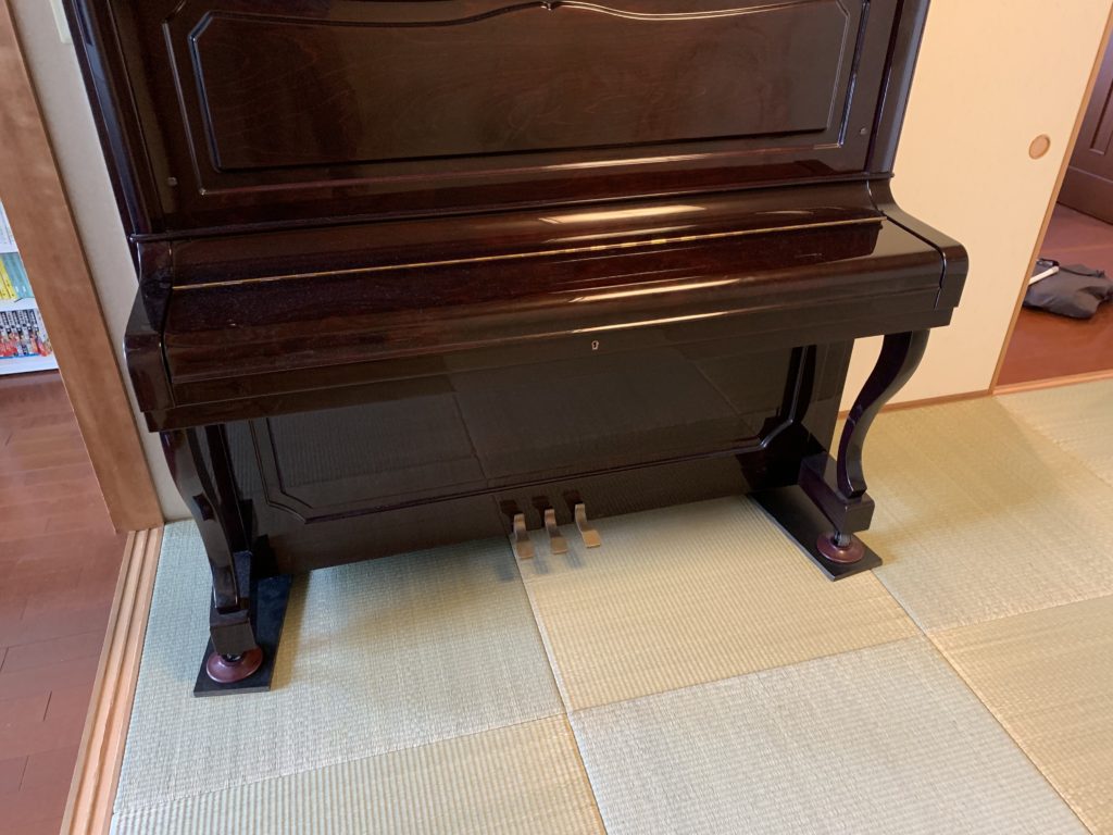 琉球畳の上にピアノ