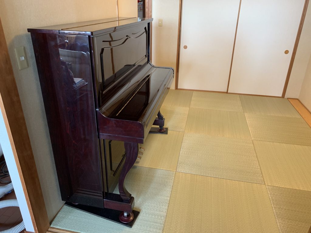 琉球畳の上にピアノ