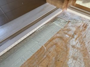 べたべたの両面テープ出入り口