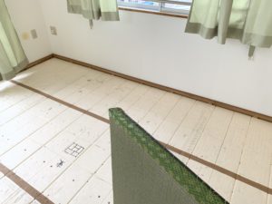 新しい畳を運び込む