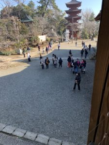 境内の人出は少ない