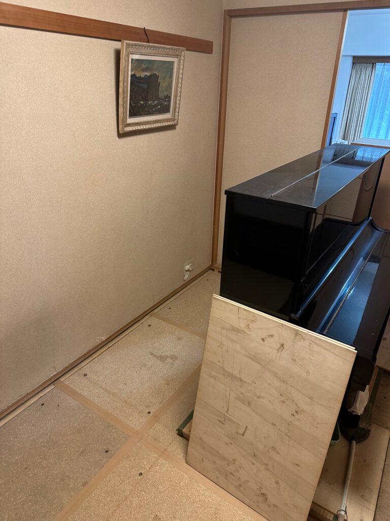 ダイケン銀白市松表(乳白色×白茶色)の縁無し畳の市松敷き　ピアノのあるお部屋
