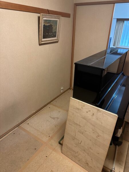 ダイケン銀白市松表(乳白色×白茶色)の縁無し畳の市松敷き　ピアノのあるお部屋