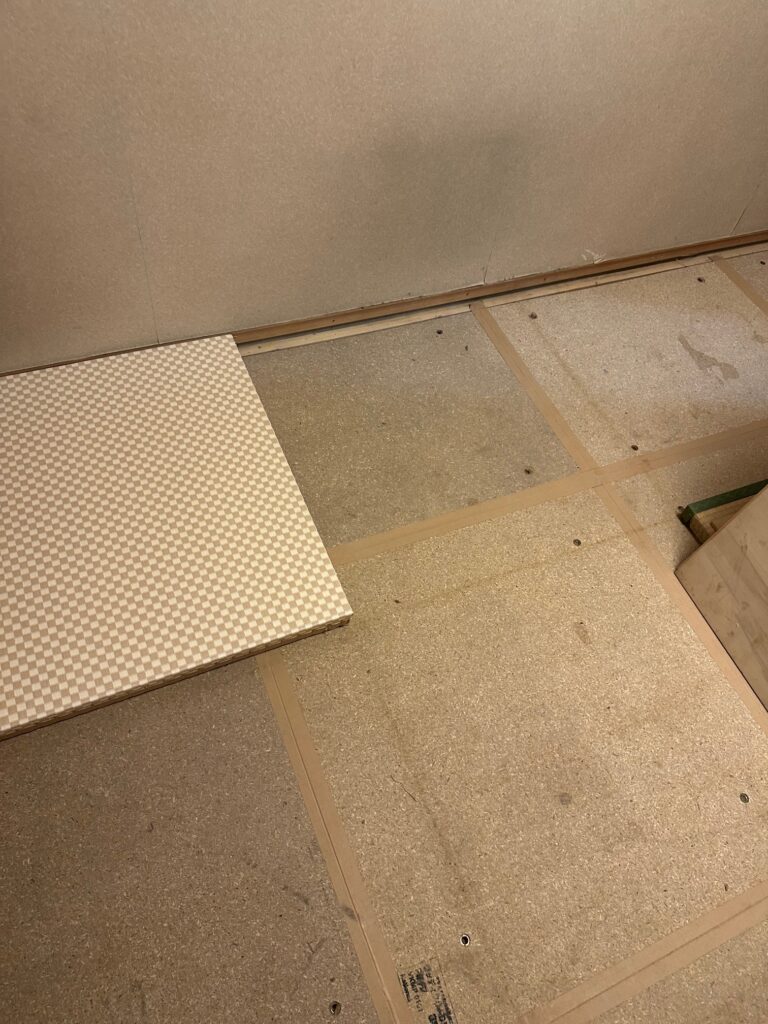 ダイケン銀白市松表(乳白色×白茶色)の縁無し畳の市松敷き　