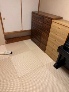 ダイケン銀白市松表(乳白色×白茶色)の縁無し畳の市松敷き　ピアノのあるお部屋