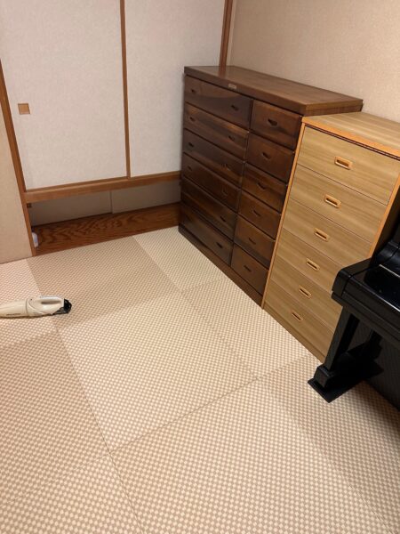 ダイケン銀白市松表(乳白色×白茶色)の縁無し畳の市松敷き　ピアノのあるお部屋