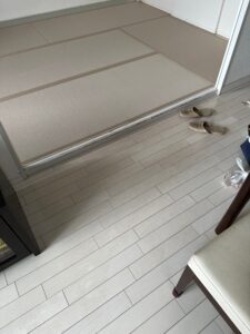 フローリングの色に合わせました